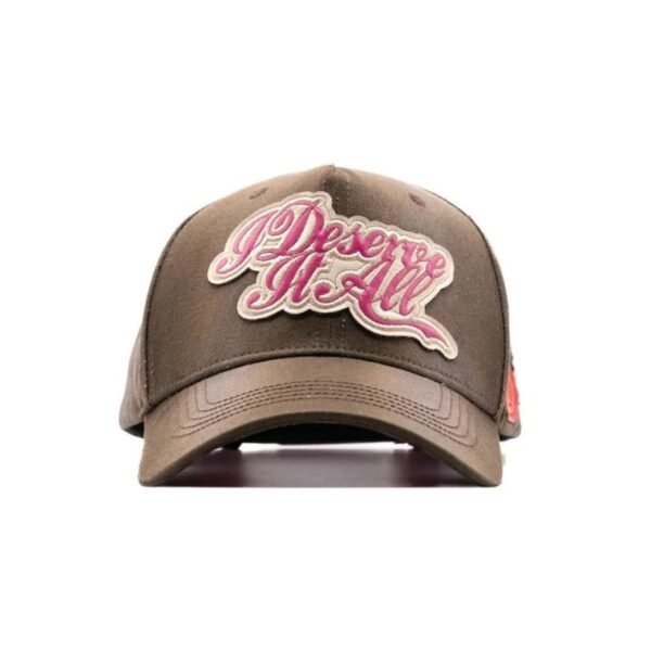 Gorra marrón con bordado frontal en rosa que dice "I Deserve It All"
