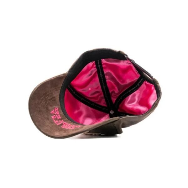 Vista interior de la gorra I Deserve It All Interior de gorra marrón con forro satinado rosa y bordado "LET'S TAKE OVER THE PLANET"