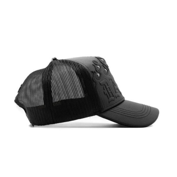 Vista lateral de la gorra “Dandy Did This” Gorra de malla negra con diseño lateral mostrando detalles texturizados y estructura curva del ala.