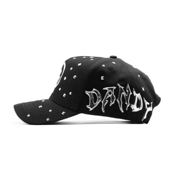 Vista lateral derecha con bordado “DANDY” metálico Lado opuesto con inscripción metálica “DANDY” y detalles metálicos