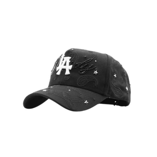 Vista lateral derecha de la gorra Sunset BLVD — DandyWood Perfil derecho de la gorra Sunset BLVD mostrando los detalles paisley y estrellas metálicas bordadas.